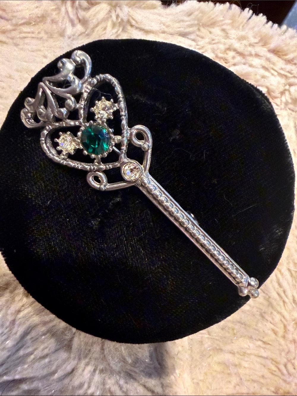 VintageSilver Key-Shaped Brooch with Emerald Green Crystal